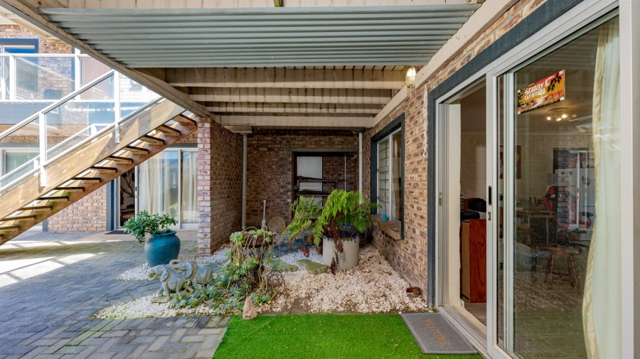 9 Bedroom Property for Sale in Struisbaai Western Cape